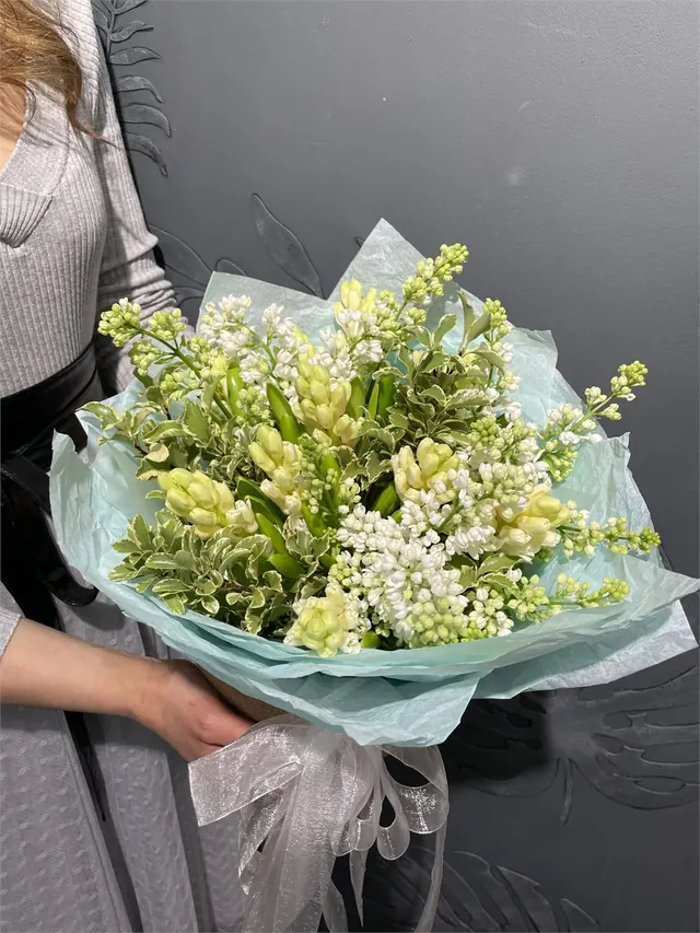 Композиция из свежих цветов